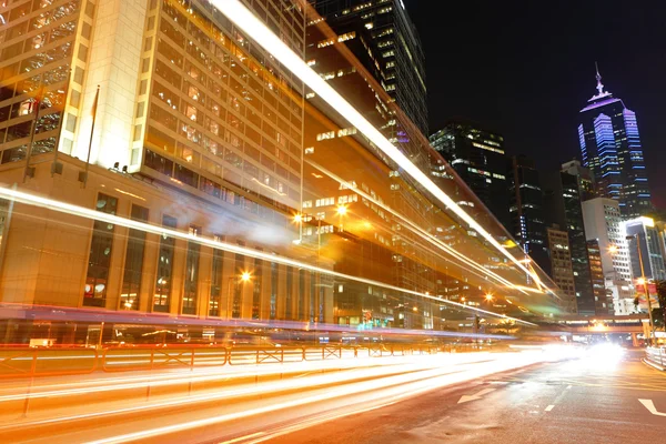 Traffico in città di notte — Foto Stock