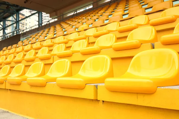 Κίτρινο καρέκλες μέσα στο γήπεδο — Φωτογραφία Αρχείου