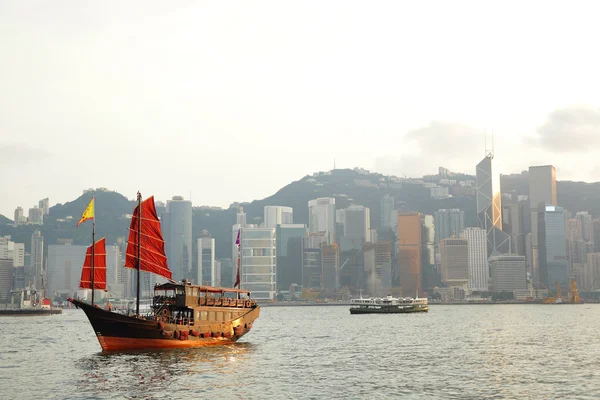 Hong kong hafen mit rotem segel boot — Stockfoto