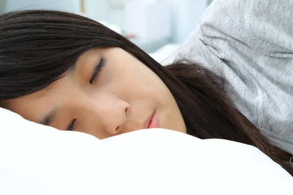 Asiatin schläft — Stockfoto