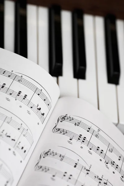 Musik ark och piano — Stockfoto