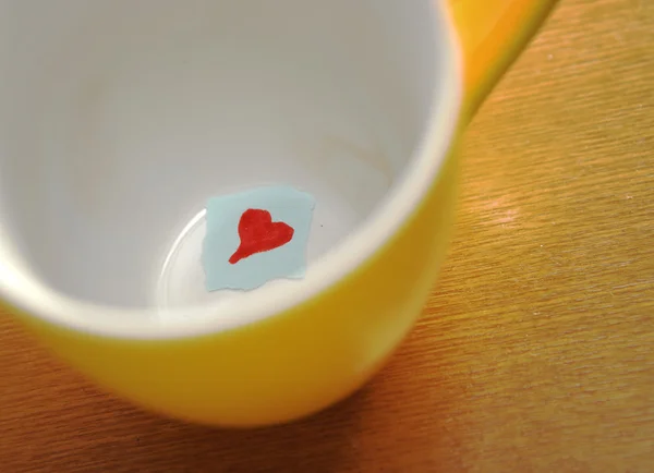 Любовное послание в чашке — стоковое фото