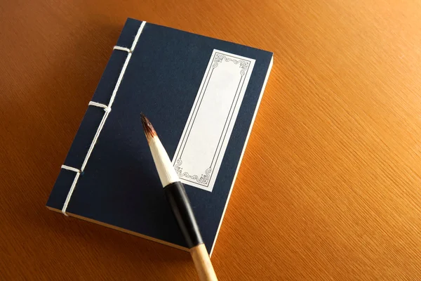 Chinees boek en schrijven penseel — Stockfoto