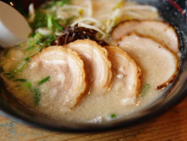 일본식으로 국수를 곁들인 돼지고기 — 스톡 사진