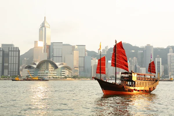 Hong Kong harbour with tourist junk — Stock Photo, Image