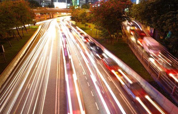 Natt trafikerar i storstan — Stockfoto