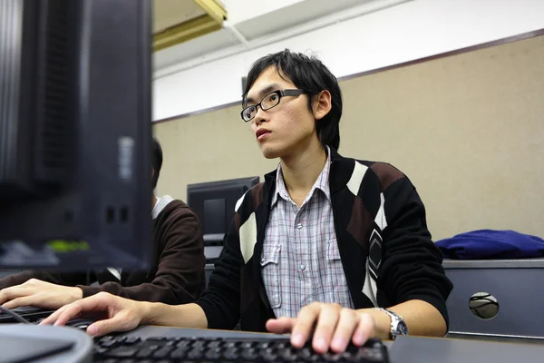 Student studeert in computerlokaal — Stockfoto