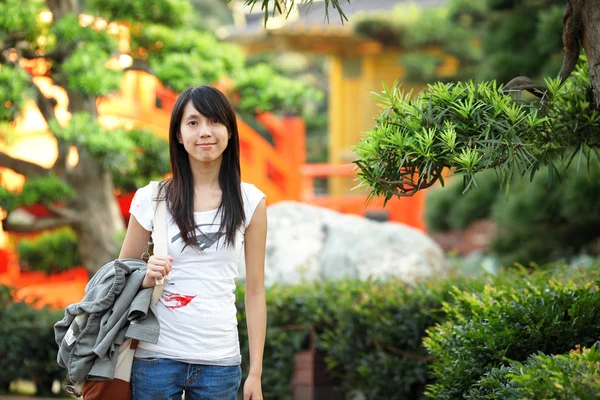 Menina asiática no jardim chinês — Fotografia de Stock