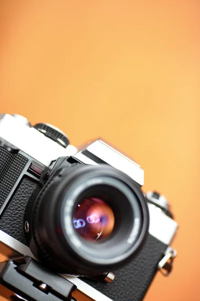 Стара камера з копійкою в мілкому дофі — стокове фото