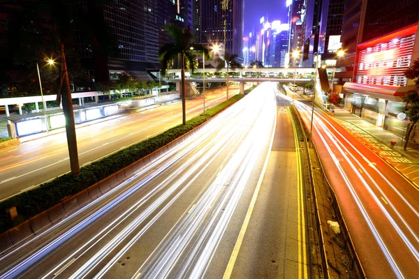 Geceleri şehirde trafik — Stok fotoğraf