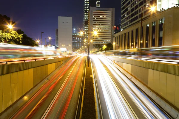 Trafikk i byen om natten – stockfoto