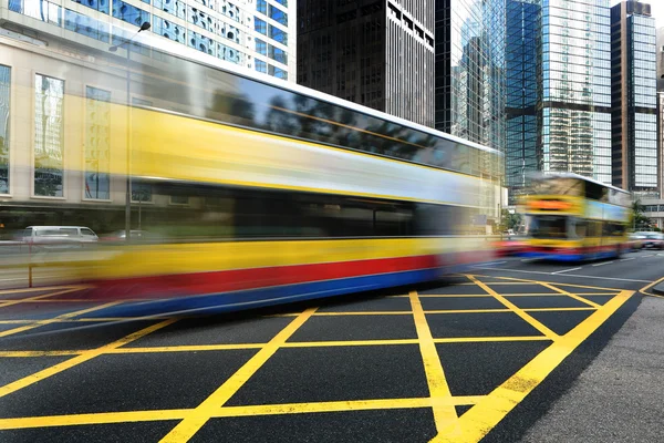 Otobüs sokağın hızlandırmak — Stok fotoğraf