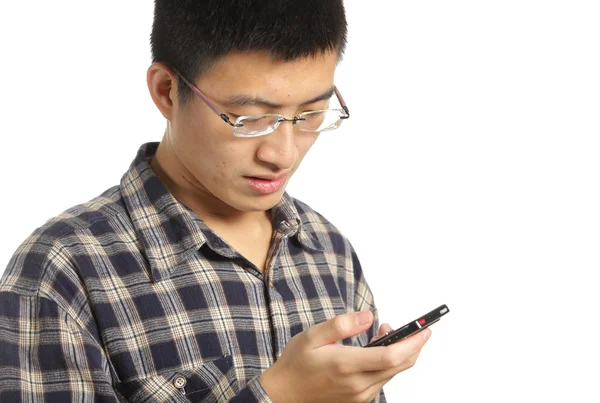 Hombre de negocios leyendo un SMS en el teléfono celular contra blanco — Foto de Stock