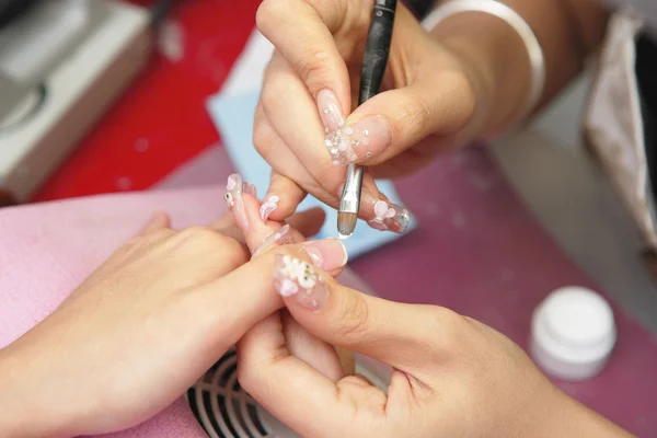Processo de manicure na mão feminina — Fotografia de Stock