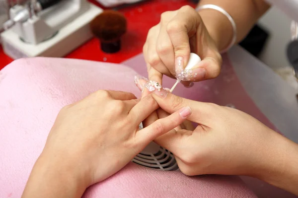 Processo di manicure sulla mano femminile — Foto Stock