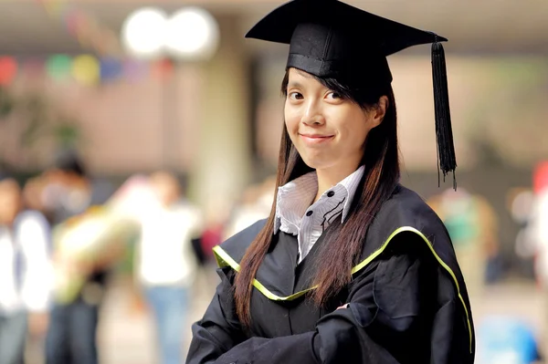 Aziatisch meisje afstuderen — Stockfoto