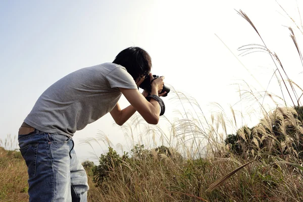 Fotógrafo da natureza tirando fotos ao ar livre — Fotografia de Stock