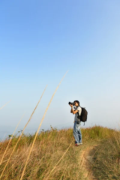Photographer taking photo outdoor — Stock Photo, Image