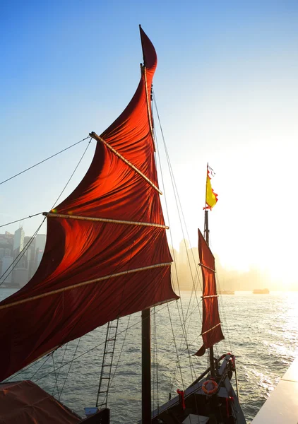 Bandeira do veleiro no porto de Hong Kong — Fotografia de Stock