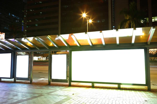 晚上巴士站的空白告示牌 — 图库照片