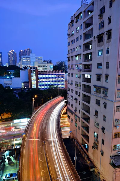 Verkeer in de stad bij nacht uitzicht vanaf hoge — Stockfoto