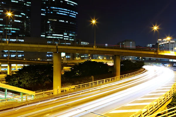 Trafik i staden på natten — Stockfoto