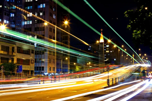 市内の夜間交通は — ストック写真