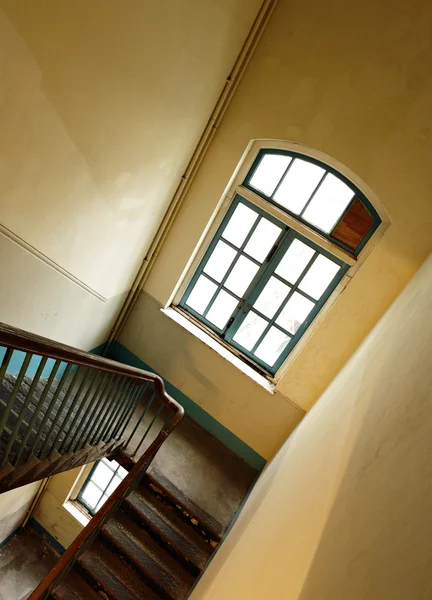 버려진된 건물에 계단에서 아래를 내려다 보면서 — 스톡 사진