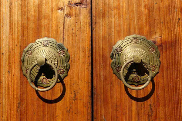 Древние двери — стоковое фото