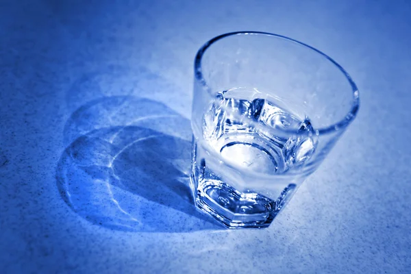 Bicchiere Acqua Tono Blu — Foto Stock