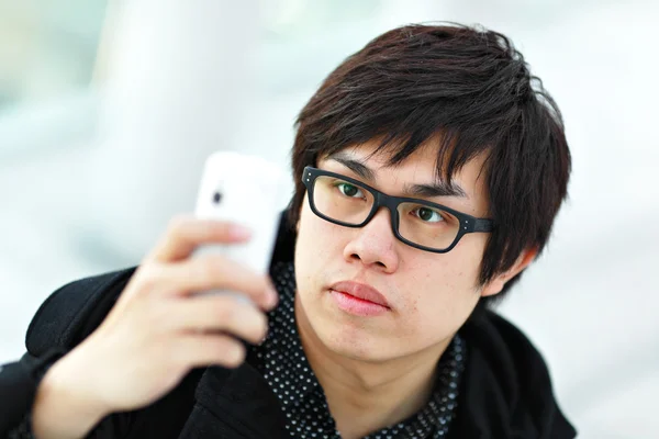 Νεαρός Άνδρας Λαμβάνοντας Εικόνα Κινητό Τηλέφωνο — Φωτογραφία Αρχείου