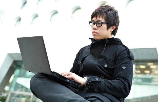 Mann Benutzt Laptop Freien — Stockfoto