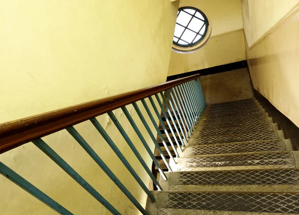 버려진된 건물에 계단에서 아래를 내려다 보면서 — 스톡 사진