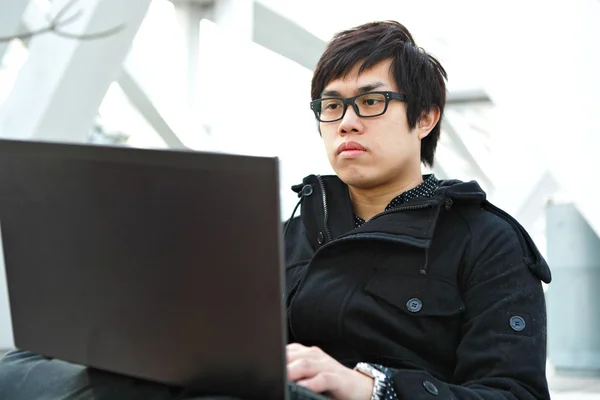 Homme utilisant un ordinateur à l'extérieur — Photo