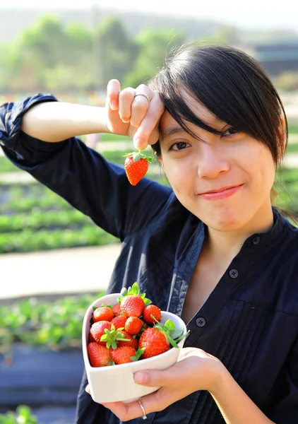 幸せな女ピックのイチゴ — ストック写真
