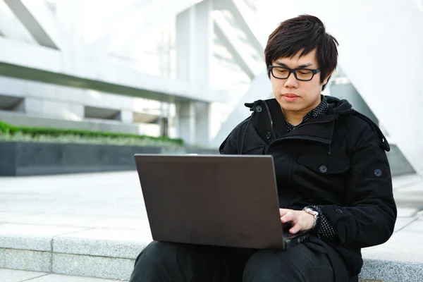 Azjatycki człowiek za pomocą komputera odkryty — Zdjęcie stockowe