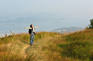 uzun yürüyüşe çıkan kimse relax açık olarak