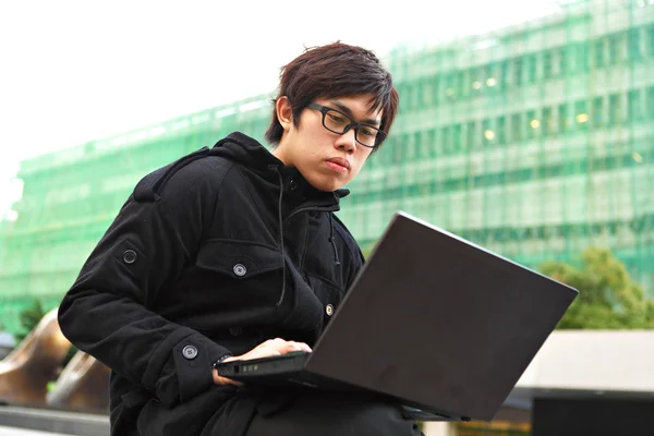 Aziatische Man Met Behulp Van Computer Buiten — Stockfoto