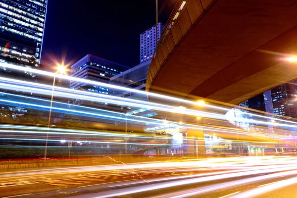 Geceleri Şehirde Trafik — Stok fotoğraf