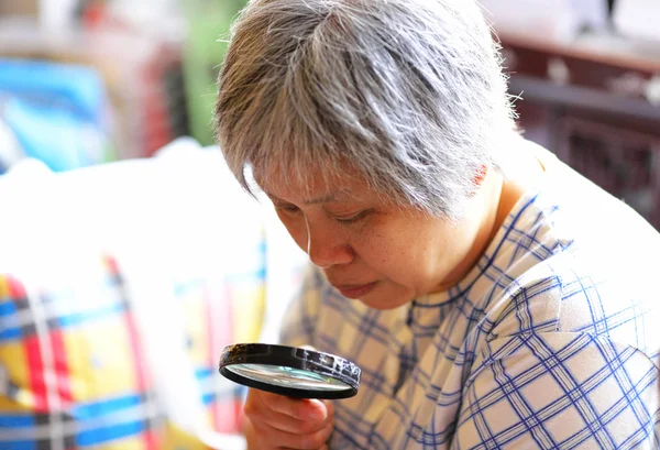 Senior Woman Using Magnifier — Stock Photo, Image