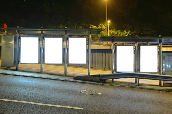 Geceleri Otobüs Durağındaki Boş Reklam Panosu — Stok fotoğraf