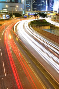 gece şehir merkezinde trafik trought