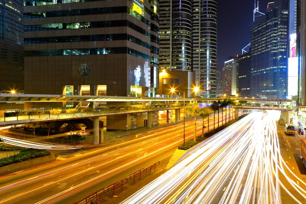 Tráfico en la ciudad por la noche — Foto de Stock