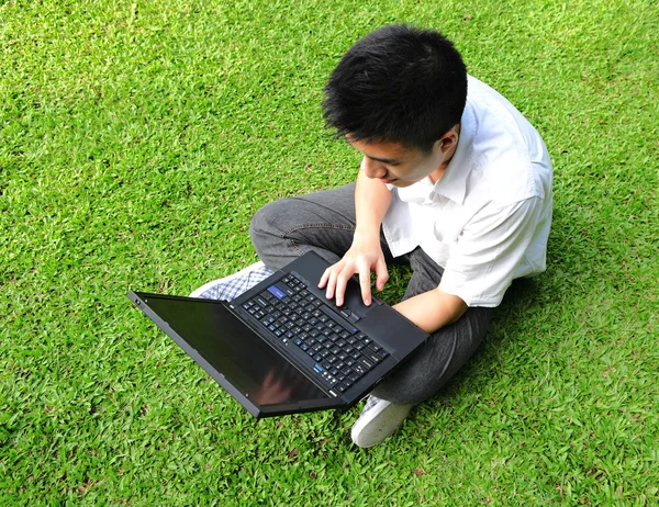 Ασιατικό άτομο χρησιμοποιώντας υπολογιστή εξωτερική — Φωτογραφία Αρχείου