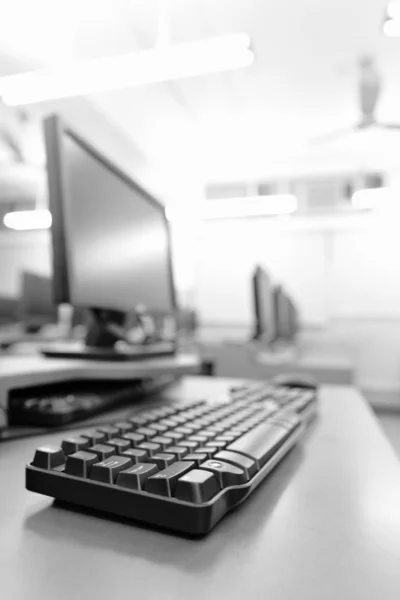 Arbetsplatsen rum med datorer — Stockfoto