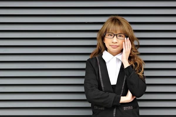 Portret van een aantrekkelijke jonge zakenvrouw — Stockfoto
