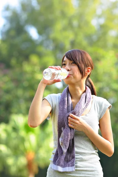 Femme boire de l'eau après le sport — Photo