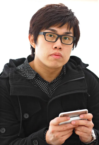 Azjatycki człowiek sms na telefon komórkowy — Zdjęcie stockowe