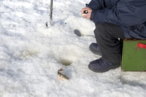 Подледниковая рыбалка зимой — стоковое фото
