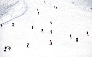 dağ kayakçı hillside gelen kitle iniş